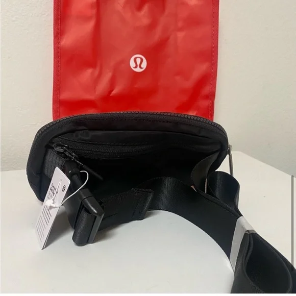 Lululemon Everywhere Belt Bag NWT - Picture 2 of 8